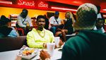 Serunya Usher Saat Makan Malam Bersama Teman hingga Sarapan Sereal