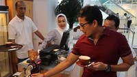 Serasi ya baju dan cangkir kopinya. Sandiaga Uno memang hobi minum kopi, teurtama kopi Indonesia. Foto: Instagram@sandiuno