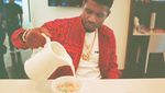 Serunya Usher Saat Makan Malam Bersama Teman hingga Sarapan Sereal