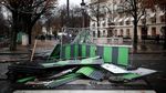 Foto: Mobil Hangus dan Sisa-sisa Demo BBM Ricuh di Paris