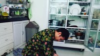 Emil juga bisa nyambel, lho. Begini gayanya saat nguleg sambel sendiri. Ini Arumi sendiri yang mengabadikan gambarnya. Foto: Instagram emildardak