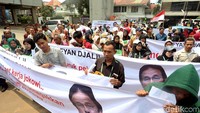Massa menggelar unjuk rasa damai di depan kantor Kementerian Agraria dan Tata Ruang atau Badan Pertanahan Nasional (BPN), Jakarta, Senin (26/11/2018).