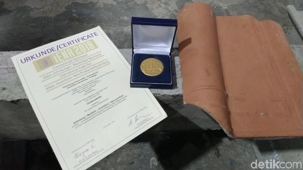 Ciptakan Genteng 'Antigempa', 5 Mahasiswa Undip Juara di Jerman