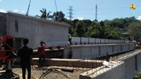 Selain melakukan pelebaran jalur Puncak, BBPJN VI Ditjen Bina Marga juga tengah menyelesaikan pembangunan duplikasi Jembatan Gadog yang berada di Kecamatan Ciawi, Puncak Bogor sepanjang dari titik awal dekat pusat oleh-oleh sebelum tikungan jembatan dari arah Ciawi hingga sebelum Tanjakan Selarong . Pembangunan duplikasi jembatan tersebut diharapkan akan membantu mengurai kemacetan dari arah Jakarta menuju kawasan Puncak dan sebaliknya. Dok. Kementerian PUPR.