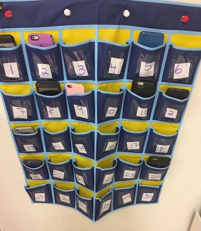 Handphone sering mengganggu para murid saat belajar. Agar mereka lebih konsentrasi, seorang guru menyediakan tempat penyimpanan seperti ini. Sebelum kelas dimulai, murid diwajibkan menaruh ponsel di situ. Foto: Reddit uckyeahmydude  