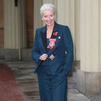 Emma Thompson juga baru memiliki keturunan pada  usia 40 tahun. Putri bernama Gaia itu merupakan buah cintanya dengan Greg Wise. Selain Gaia, mereka juga memiliki anak angkat bernama Tindyebwa Agaba dari Rwanda, Afrika Timur. Tindy adalah mantan tentara anak yang diadopsi setelah keluarganya meninggal. (Foto: Getty Images)