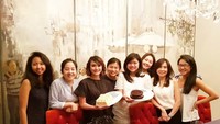 Lenna terlihat bahagia habiskan waktu bareng sahabatnya. Apalagi ia mendapat kue di hari ulang tahunnya. Foto: Instagram lt_lenna.tan