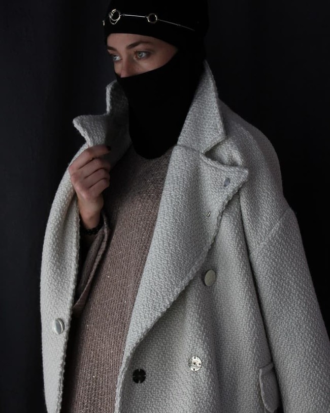 Koleksi cadar By A.Zar itu memang tak seperti cadar pada umumnya. Cadar dibuat fit di kepala, seperti masker pengendara motor di Indonesia. Foto: Instagram/by_a.zar