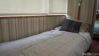 Dua kasur tipe single itu dilengkapi bantal dan selimut.