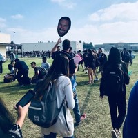 Cara unik seorang guru ini pun bikin para murid dan netizen tertawa. Ketika simulasi kebakaran, ia membawa foto bergambar kepalanya sendiri agar anak-anak bisa mengikuti dan tidak tersesat. Foto: Reddit mIsaacOk