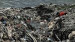 Sampah Plastik Ancam Laut Jakarta