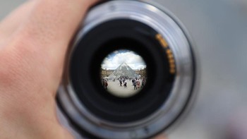 Masih di kota Paris, Moore pun tak melewatkan mengabadikan keindahan arsitektur piramida kaca yang berada di area Museum Louvre, Paris, Perancis. Istimewa/Boredpanda.