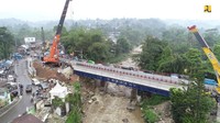 Untuk mengakomodir lokasi baru bagi para PKL  karena adanya pelebaran jalan tersebut, akan disiapkan rest area seluas 5 hektare di dekat kawasan Agrowisata Gunung Mas, Cisarua.  Sesuai kontrak, paket pembangunan pelebaran Jalan Puncak akan selesai pada tahun 2019. Dok. Kementerian PUPR.