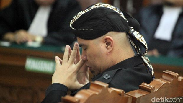 Ahmad Dhani saat sidang / 