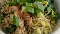 Ini ciri khas mie ayam gaya Bangka, memakai paduan tauge dengan daging ayam cincang berbumbu kecap. Siapa mau? Foto: Instagram @mylegandshoes