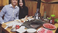 Enak ya kalau pacaran sama orang yang sama-sama suka makan. Kali ini Angbeen dan Adly memilih ngedate di restoran korea. Hidangan enak termasuk daging sapi siap dipanggang. Foto: Instagram Angbeen Rishi