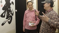 Seorang pameris, So Yudha Suryoso, memberikan penjelasan saat Pameran Kaligrafi dan Budaya di Nelayan International Exhibition Hall, Jakarta Utara. Foto: dok. Panitia