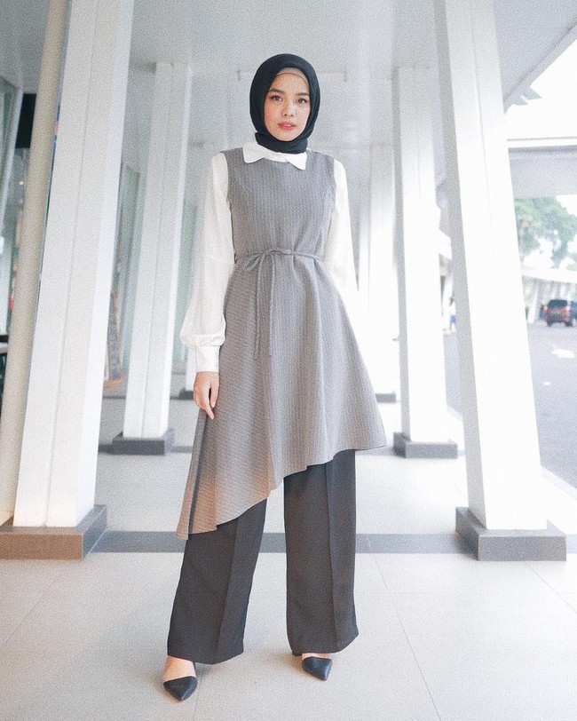 Rompi asimetris seperti ini dipadukan dengan kemeja putih memberikan kesan klasik tapi cantik. Foto: Instagram