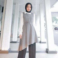 Rompi asimetris seperti ini dipadukan dengan kemeja putih memberikan kesan klasik tapi cantik. Foto: Instagram