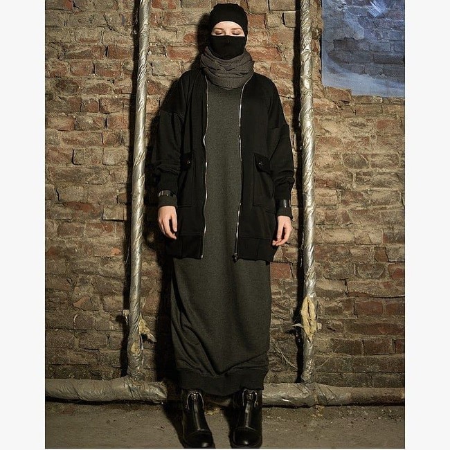 Busana yang diluncurkan juga terlihat modern. Potongan oversized coat, oversized dress dengan bahan tebal mendominasi koleksinya. Foto: Instagram/by_a.zar