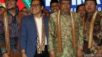 Ketua PBNU, Said Aqil Siroj bersama Ketua Umum PKB, Muhaimin Iskandar, politisi PDIP, Ahmad Basarah, Ketua Umum Ikatan Alumni Pergerakan Mahasiswa Islam Indonesia (IKA PMII) periode 2018-2023, Ahmad Muqowam, Sekjen IKA PMII Hanif Dhairi saat pengukuhan PB IKA PMII di Jakarta, Senin (26/11/2018).