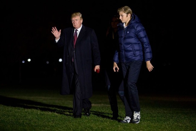 Remaja yang kini bersekolah di St. Andrew, Potomac, Maryland, ini memang memiliki bakat berbadan tinggi seperti kedua orangtuanya. Melania Trump diketahui memiliki tinggi badan 180 cm, sementara Donald Trump 187 cm. Foto: Getty Images