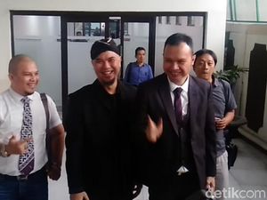 Ahmad Dhani Nyanyi Lagu Bohemian Rhapsody di Ruang Sidang