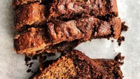 Membuat banana bread terbilang mudah. Banyak resep yang bisa dicoba seperti paduan pisang dengan dark chocolate seperti ini. Foto: Instagram emmoreton