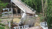 Akibat jembatan ambruk itu jalur transportasi yang menghubungkan wilayah Dusun Krajan dengan Dusun Maor, Desa Clebung itu terputus.