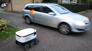 Robot ciptaan Starship Technologies tersebut diketahui mampu menavigasi banyak bundaran dan jalanan kota ketika mengantarkan belanjaan. Meski pun dikendalikan secara otomotasi, robot itu tetap dipantau oleh operator untuk memantau kerja robot tersebut.