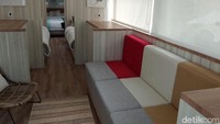 Di dalam bus juga terdapat rak dan laci pakaian. Nantinya bus hotel ini akan disediakan di beberapa destinasi wisata di Indonesia. Kepulauan Bangka Belitung menjadi salah satu di antaranya. Rencananya nantinya akan ada 70 bus yang akan disediakan di kawasan pantai Belitung.