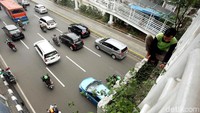 Ketinggian menjadi tempat kerja yang rawan kecelakaan. Namun, sepertinya tidak berlaku bagi pekerja dari Dinas Pertamanan dan Pemakaman Jakarta Pusat.