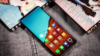 Bezel dibuat tipis, hanya 1,2 mm. Alhasil rasio screen to body mencapai 93,6%.  Foto: Sina Mobile