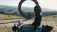 Di akun Instagramnya, ia gemar traveling naik motor lho (oks_voevodina/Instagram)