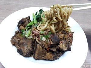 Siang Ini Paling Mantap Makan Lamian Iga Sapi dan Kwetiau Seafood