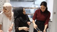 The Duchess of Sussex ini terlihat asyik memasak dan makan bersama dengan para wanita berhijab. Mereka tergabung dalam komunitas Hubb Community Kitchen yang ada di Menara Grenfell, Inggris. Foto: Istimewa/Independent