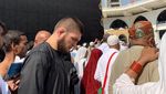 Foto: Saat Khabib Nurmagomedov Menyentuh Kabah