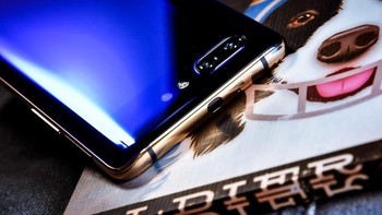 Ponsel ini hanya memiliki dua kamera, yang dipasang di bagian belakang.  Foto: Sina Mobile