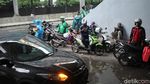 Hujan, Kolong Semanggi Jadi Tempat Berteduh Pemotor