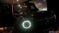 Kombinasi warna hitam dan merah juga diaplikasikan pada kabin. Aksen merah ditemui di berbagai lapisan interior mulai kursi yang dijahit warna merah, trim serat karbon, benang jahitan pada dasbor, konsol tengah dan panel pintu.