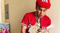 Pelantun Dummy Boy itu kerap memajang hal-hal yang berbau kekerasan di sosial media ataupun dalam lirik lagunya. Dok. Instagram/6ix9ine