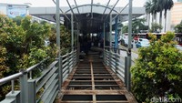 Saat pengerjaan JPO Bundaran Senayan, layanan halte TransJakarta dialihkan ke JPO Gelora Bung Karno.