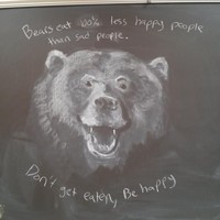 Murid juga jadi lebih rajin belajar jika disemangati oleh guru dengan cara-cara sederhana tapi lucu seperti ini. Guru seni berikut pun menulis kalimat dan gambar yang memotivasi kelas untuk bahagia ini. Foto: Reddit nate100100