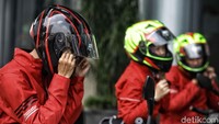 Terkait warna pada helm ini sebenarnya banyak sekali, Otolovers mulai dari yang glossy maupun doff. Semuanya sudah kaya akan fitur keamanan dan kacanya UV Resistant. Soal harga, helm buatan Bandung ini berkisar antara Rp 500.000 sampai Rp 800.000. 