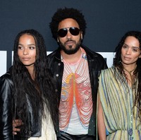 Kepada Rolling Stone, Zoe mengungkapkan suka-dukanya menjadi anak dari figur publik ternama sekaligus sebagai anak korban perceraian. Lenny dan Lisa berpisah saat Zoe merayakan ulang tahun ke-20. Usia 16, 17, 18 adalah masa tersulit saya. Saya mencoba untuk mencintai diriku. Ibu saya sangat cantik, namun itu terkadang membuatku terintimidasi, ucap Zoe.  Foto: Getty Images