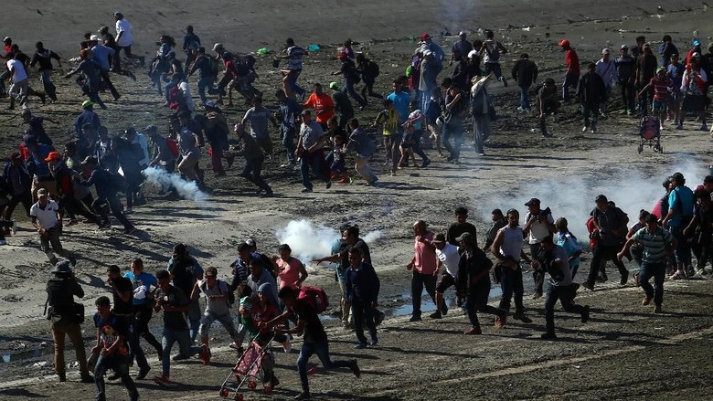 Imigran Ilegal Terobos Perbatasan, AS Tembakkan Gas Air Mata Imigran Ilegal Terobos Perbatasan, AS Tembakkan Gas Air Mata
