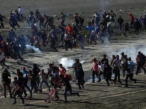 Imigran Ilegal Terobos Perbatasan, AS Tembakkan Gas Air Mata