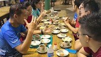 Sarapan bersama pelajar Singapura, Sandiaga Uno nampak sedang mencicip telur rebus dan secangkir kopi di sebuah pusat jajanan kuliner di Singapura. Foto: Instagram@sandiuno