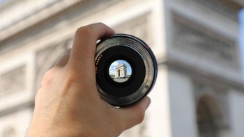 Saat Moore memotret keindahan arsitektur Arc De Triomph di kota Paris, Perancis. Istimewa/Boredpanda.
