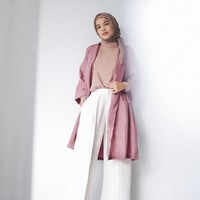 Boleh memakai busana yang berwarna? Manfaatkan dengan memilih warna cerah seperti blazer pink pilihan Fatharani Fadhilah ini. Padukan long blazer pink dengan palazzo untuk tampil chic. Foto: Instagram